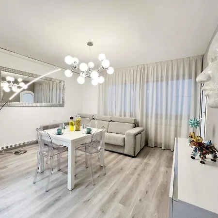 Cosy Montroig 锡切斯